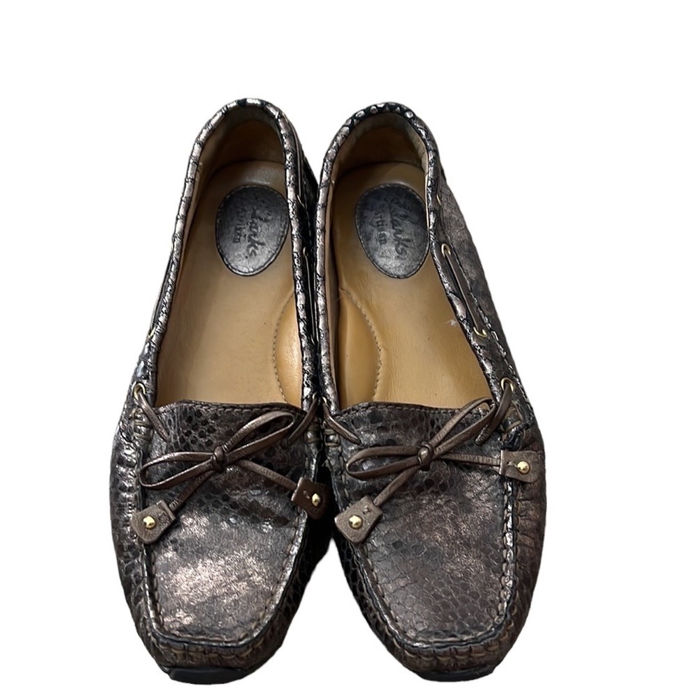 Clarks women’s artisan Dunbar cruiser loafer. Metallic Bronze snake skin. Size 7
